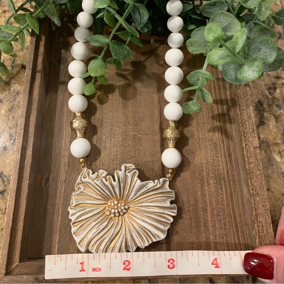 Jewelry - Vintage Floral Beaded Necklace